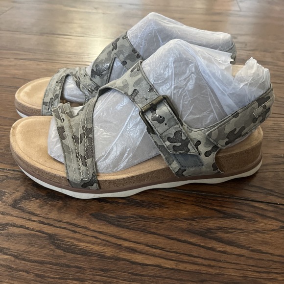 Clarks Ultimate Comfort Brynn Step Camouflage Leather Adjustable Sandal Size 9.5 - Picture 3 of 6